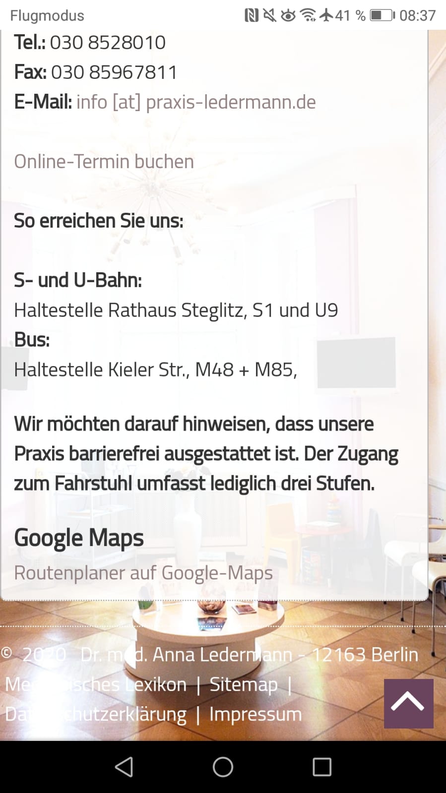 Screenshot der Website von Praxis Ledermann. Neben Kontaktinformationen und Angaben zur Erreichbarkeit per ÖPNV auch der Satz "Wir möchten darauf hinweisen, dass unsere Praxis barrierefrei ausgestattet ist. Der Zugang zum Fahrstuhl umfasst lediglich drei Stufen.