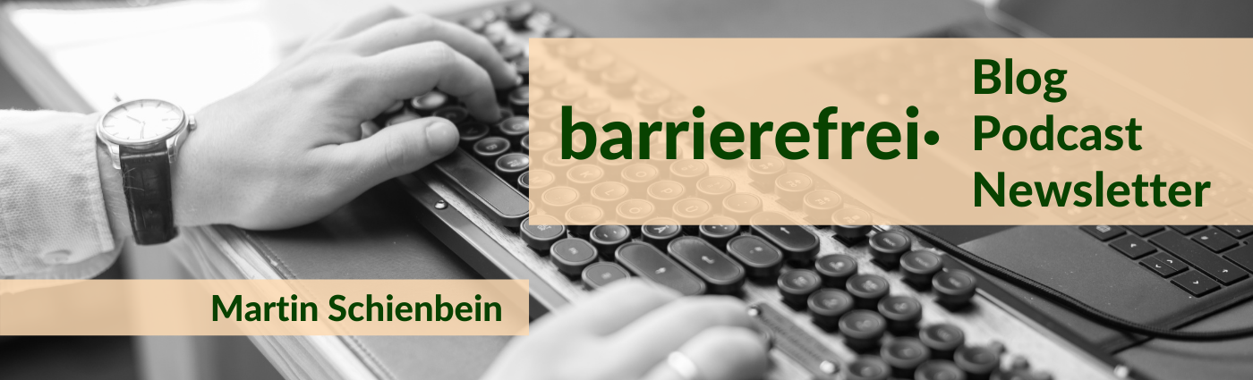 Beigefarbenes Textfeld, darauf in dunkelgrüner Schrift "barrierefrei· Blog Podcast Newsletter, Martin Schienbein". Dahinter sind in schwarz-weiß Hände auf einer Tastatur zu sehen.